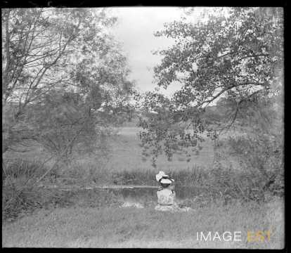 Femme au bord d'un cours d'eau (Arnaville)